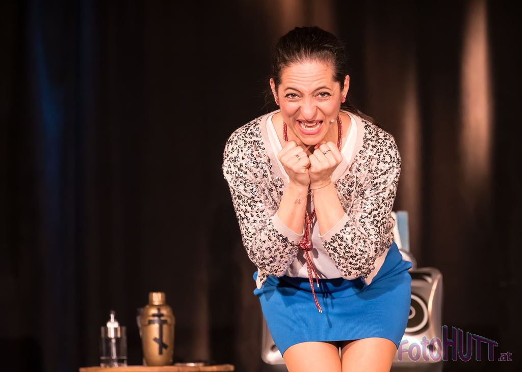 2022-02-25 – Caroline Athanasiadis – Tzatziki im 3/4 Takt / StandUp-Club